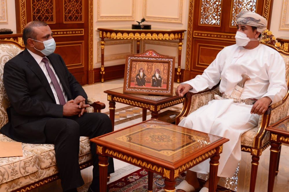 لقاء السفير اليمني لدى مسقط بوزير المكتب السلطاني العماني