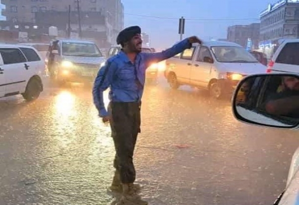 ينظم حركة السير أثناء اشتداد الأمطار.. ناشطون يكرمون رجل المرور 