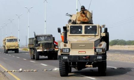 قوة يقودها نجل قائد المنطقة العسكرية الرابعة تواصل احتجاز 4 سائقي شاحنات اختطفتهم من عدن