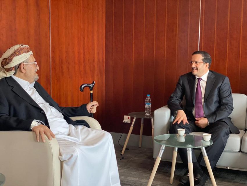 عضو مجلس القيادة الرئاسي عثمان مجلي يزور الشيخ صادق الأحمر للاطمئنان على صحته