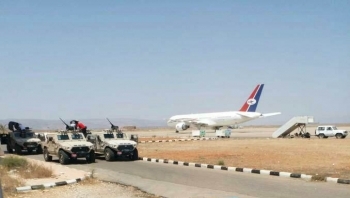 بعد إقتحام المطار من قبل مليشيات الانتقالي طائرة اماراتية تهرب مطلوبين أمنيا في سقطرى 