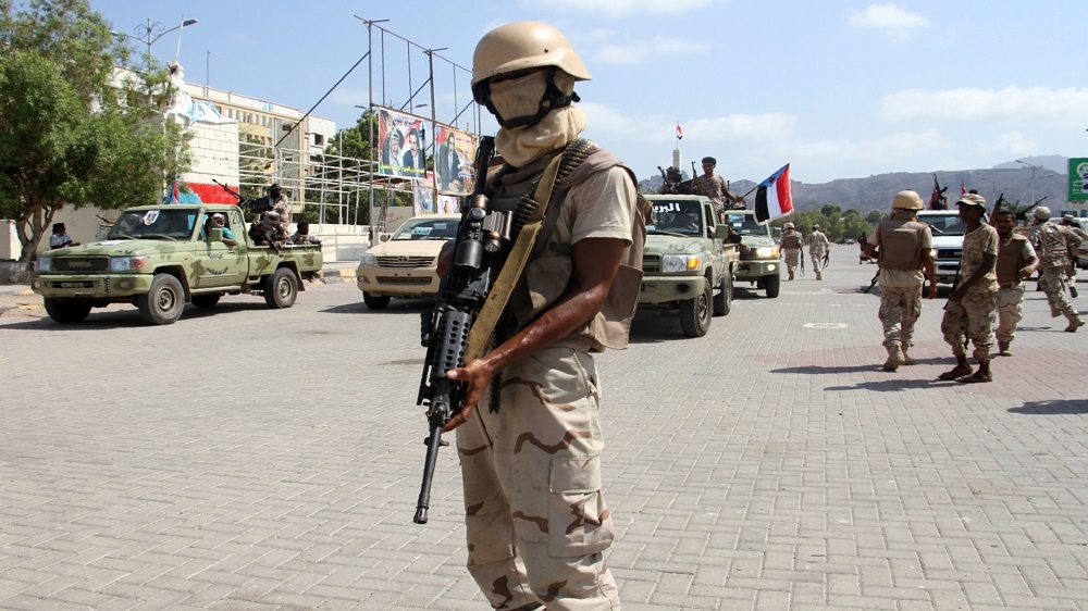 قوات "الانتقالي" تنتشر بشكل ملفت في عدن وتستحدث حواجز تفتيش جديدة