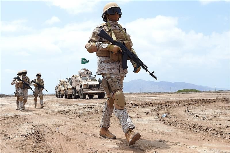 تعزيزات عسكرية سعودية تغادر مقر التحالف باتجاه القصر الرئاسي في "معاشيق" جنوب عدن