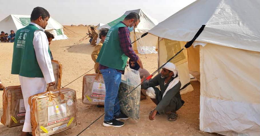 مركز الملك سلمان يدشن توزيع المساعدات الإيوائية للمتضررين من السيول في الجوف
