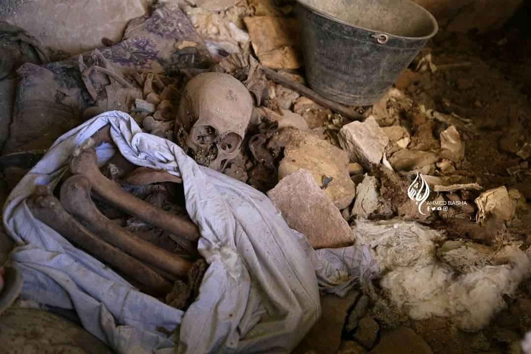 بعد ست سنوات.. العثور على جثة أحد المختطفين في أنقاض منزله الذي فجّره الحوثيين بتعز
