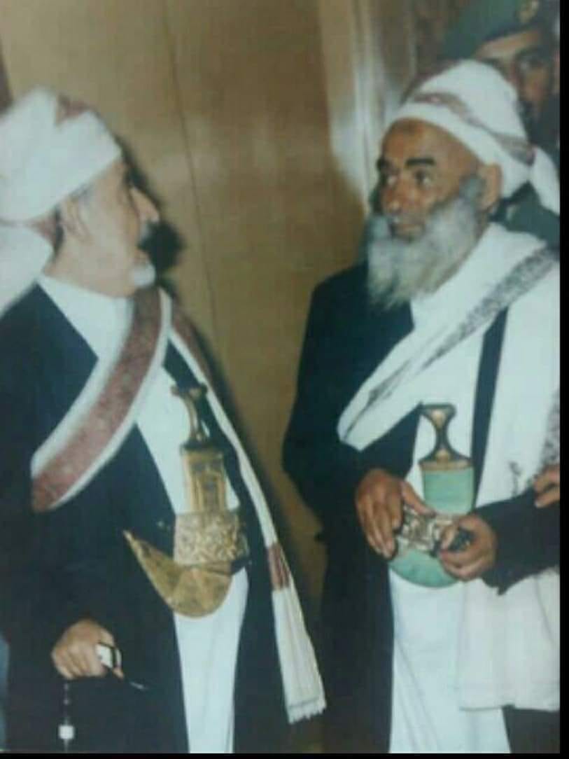 صورة تجمع الشيخ عبدالله الاحمر والشيخ حمود بن عزيز